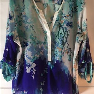Womens stunning sheer top with great design Xl